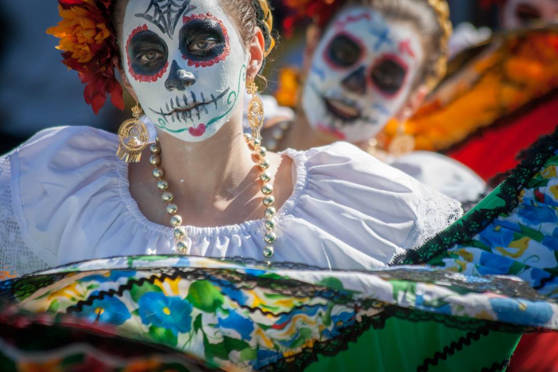 Диа де муэртос. Диа де Лос Муэртос. Dia de los muertos Мексика. Dia de los muertos фестиваль.